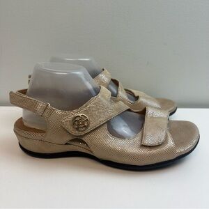Clarks Leather Sandals Beige Gold Textured Size 10 Ankle Strap Tiffani Aldora